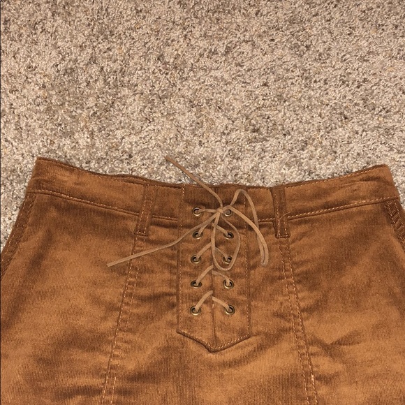 Swayed tan skirt - Picture 2 of 3